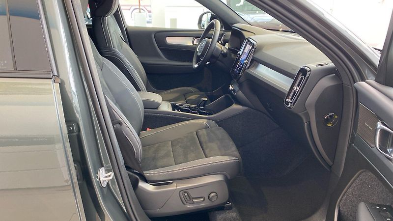 Volvo XC40 (2026) PLUS DARK, B4 FWD, 145+10 kW / - fotka 14 z 15