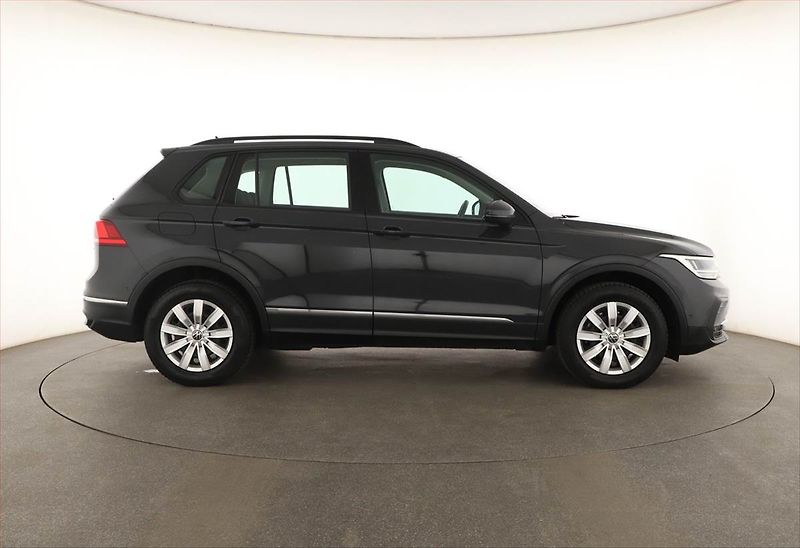 Volkswagen Tiguan (2022) 1.4 TSI eHybrid - fotka 6 z 19