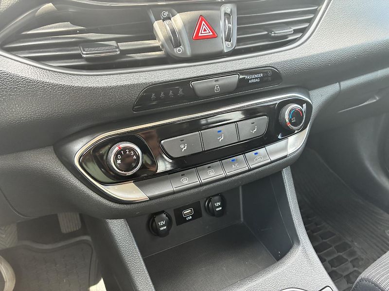 Hyundai i30 1.5 DPi 81kW FAMILY Comfort - fotka 18 z 21