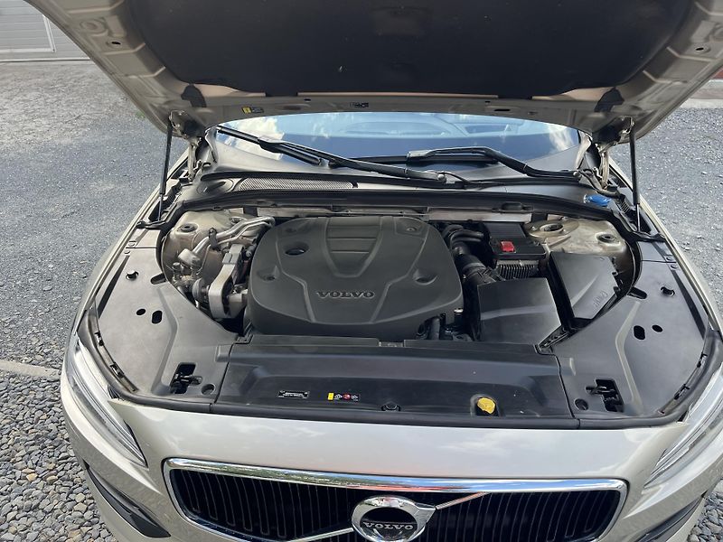 Volvo V90 (2019) 2,0 D4 140 Kw 4X4 AUT - fotka 19 z 20