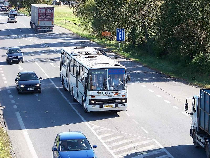 Maďarský kloubový autobus Ikarus 280 vyfotografovaný v Třebíči.