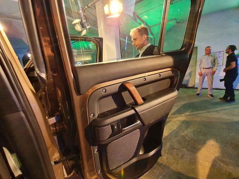 Land Rover Defender se představil v bývalé Pragovce v pražských Vysočanech.