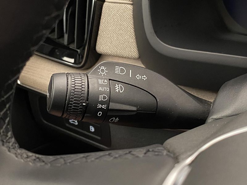 Volvo XC90 (2025) T8 AWD Plug-in DARK ULTRA - fotka 35 z 75