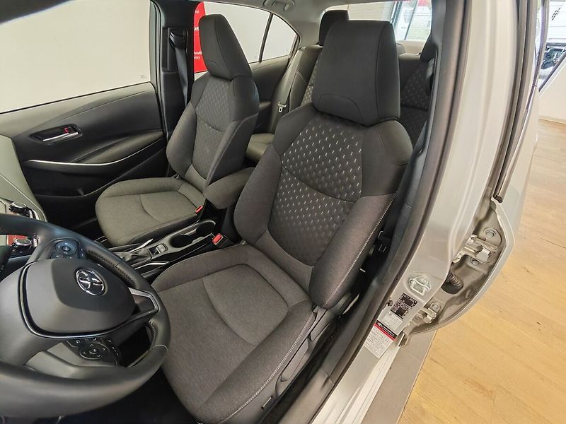 Toyota Corolla 1.8 Hybrid Comfort e-CVT sedan - fotka 13 z 36