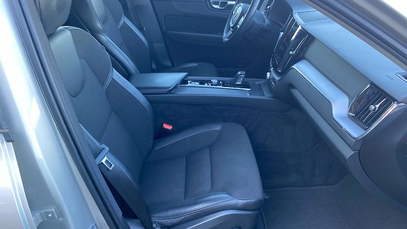 Volvo XC60 MOMENTUM PRO, B4 AWD, 145+10 k - fotka 9 z 30