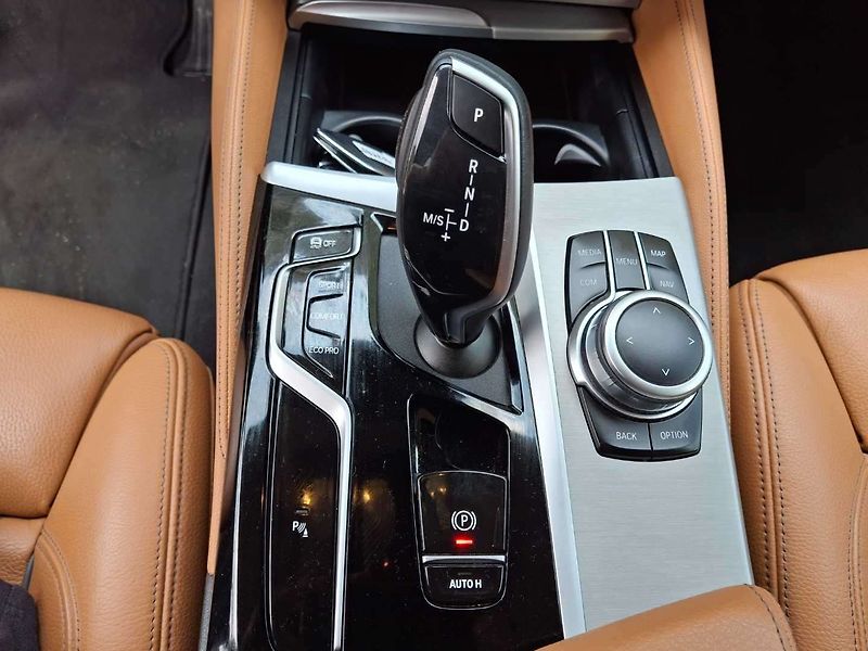 BMW Řada 5 530d xDrive AT Touring - fotka 22 z 71