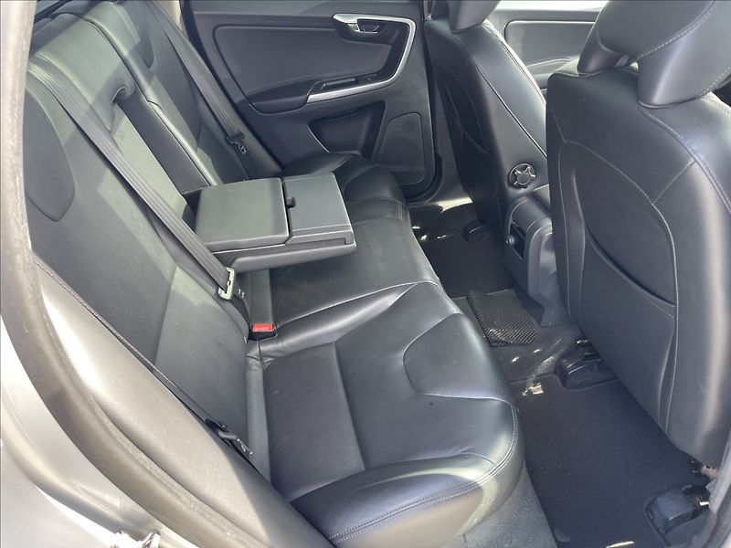 Volvo XC60 2,4 D4 Summum AWD Geartr GPS P - fotka 11 z 32