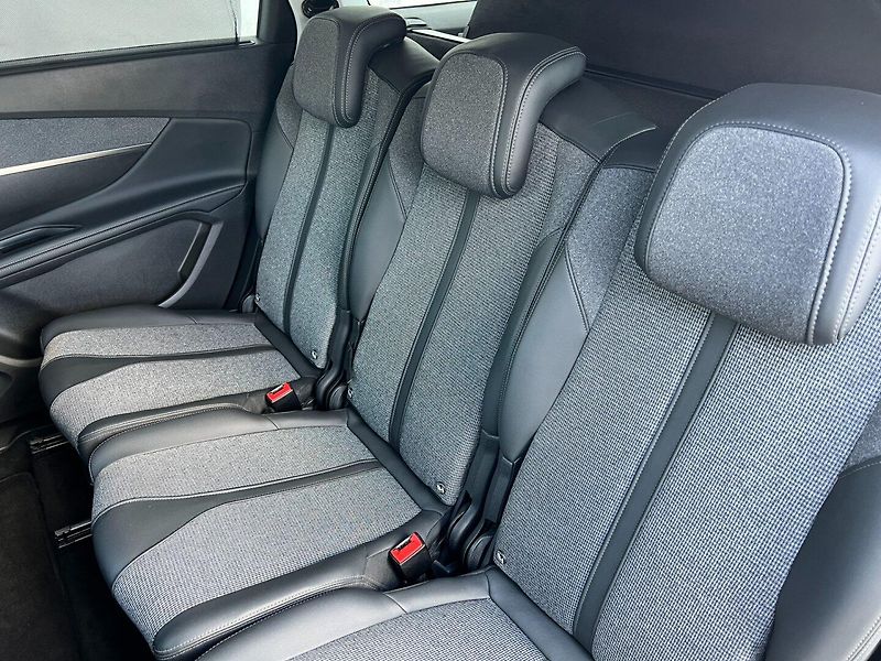Peugeot 5008 (2019) 1.2PT 96kW ALLURE+ 7-míst - fotka 18 z 38