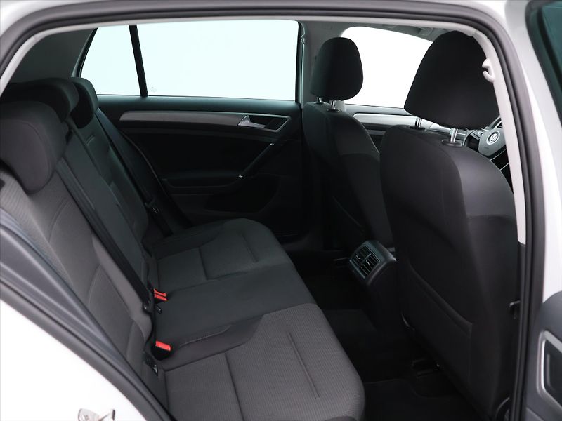 Volkswagen Golf 1,2 TSI 77kw ORIG.ALU Perleť - fotka 12 z 27
