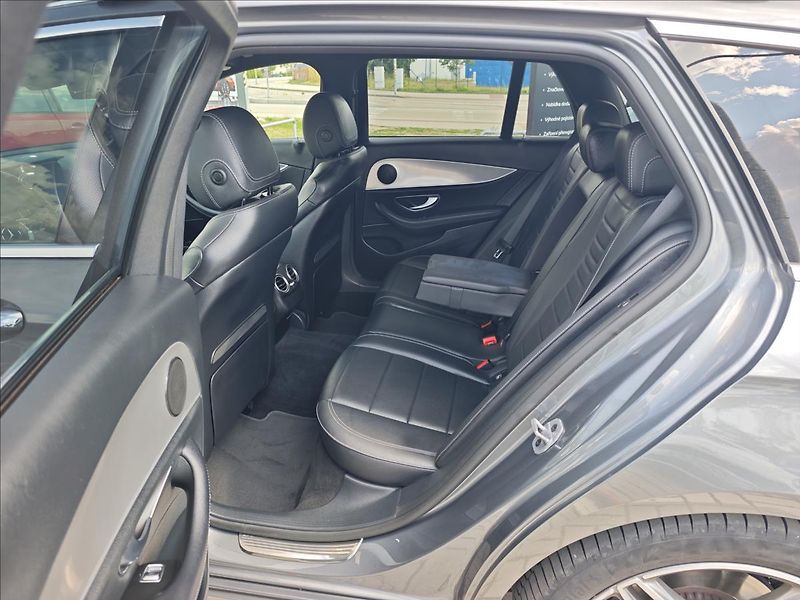 Mercedes-Benz Třídy E 2,9 400d 4Matic 9G-Tronic - fotka 12 z 22