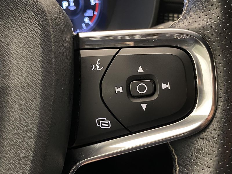 Volvo XC40 D4 AWD R-DESIGN AUT  - fotka 20 z 45