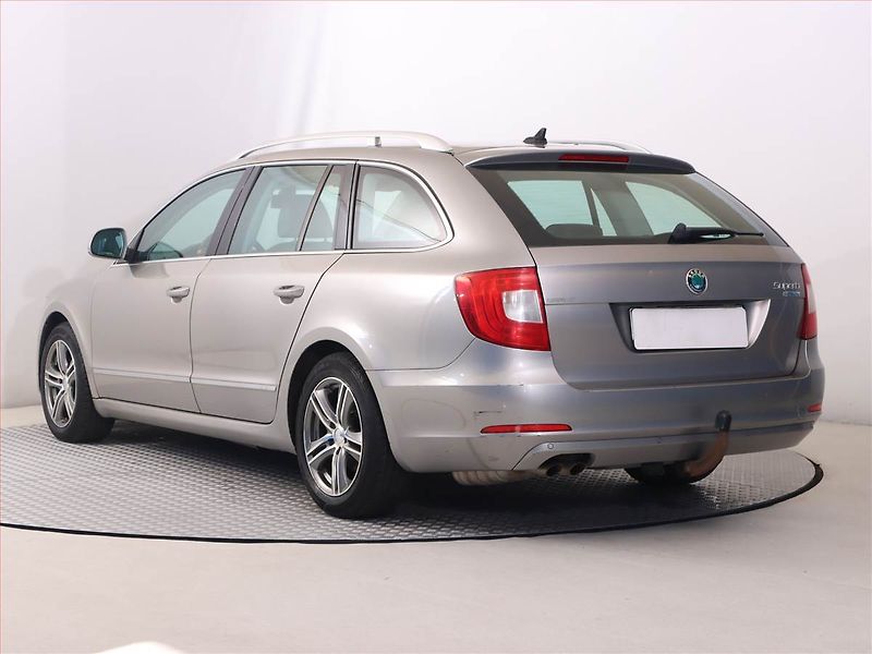 Škoda Superb (2011) 1.6 TDI, Serv.kniha, Xenony - fotka 4 z 17