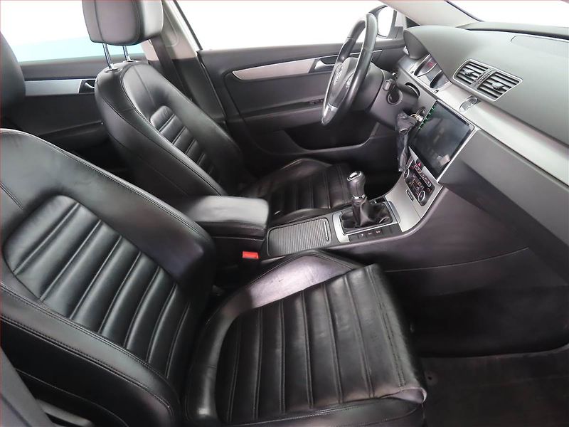 Volkswagen Passat (2011) 2.0 TDI, Navi, Tempomat - fotka 9 z 14