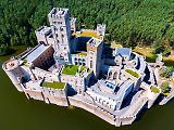 Palác ve Stobnici je od samého počátku stavby obklopen jistou atmosférou tajemna a kontroverze. Dlouho byl stavěn víceméně v absolutním utajení, než na něj upozornili ekologičtí aktivisté.
