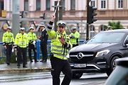 Ilustrační foto. Křižovatka řízená policistou.