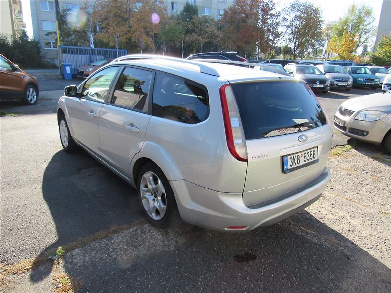 Ford Focus 1,6 74kW Combi - fotka 4 z 24