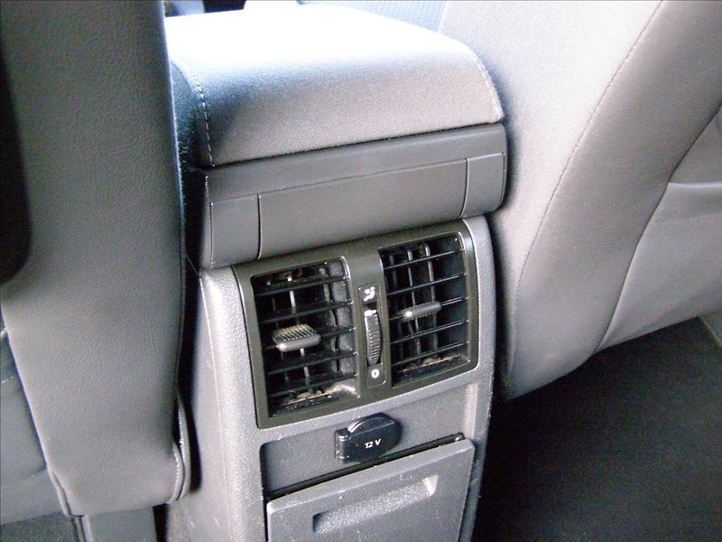 Volkswagen Touran 1,2   77KW REZERVACE - fotka 21 z 39