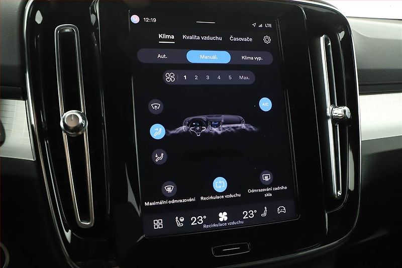 Volvo XC40 (2023) B3 - fotka 14 z 26