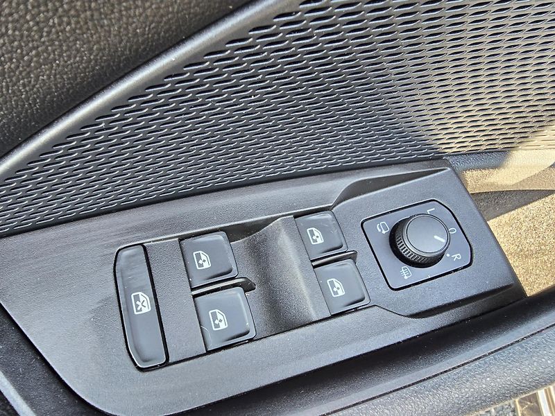 Škoda Octavia 2.0TDI 110KW DSG STYLE+ MATRIX - fotka 17 z 39