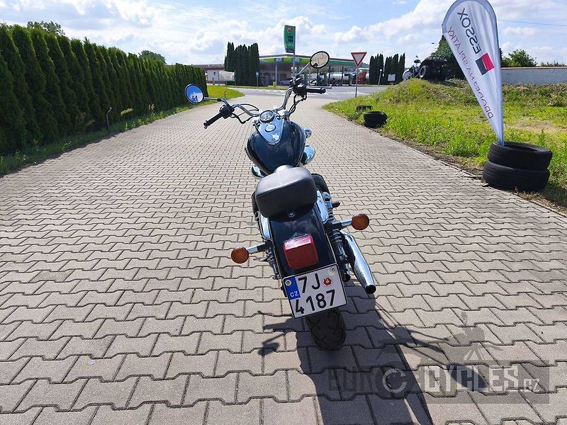 Suzuki VL 125 Intruder (1999) - fotka 7 z 11