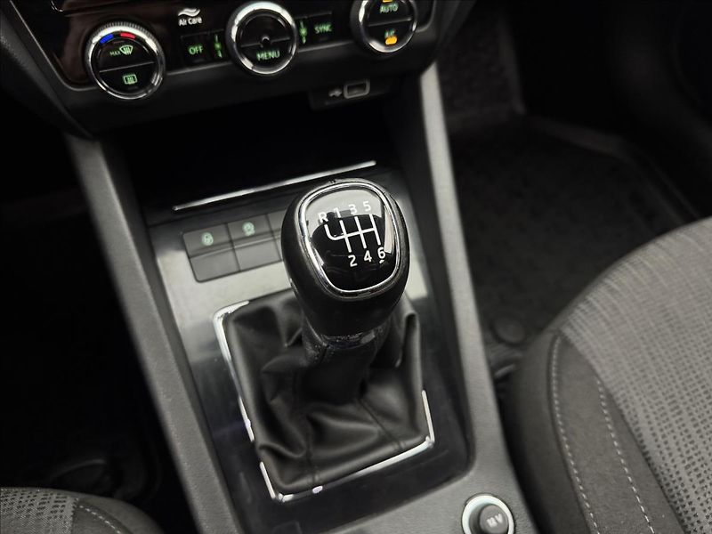 Škoda Octavia 2,0 LED STYLE NAVI KEYLESS CZ - fotka 28 z 42