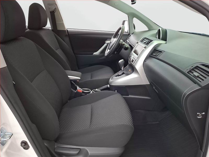 Toyota Verso (2010) 2.2 D-4D, Automat, Navi - fotka 9 z 21