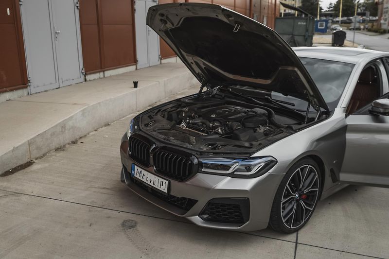 BMW Řada 5 (2020) M550i xdrive - fotka 15 z 19