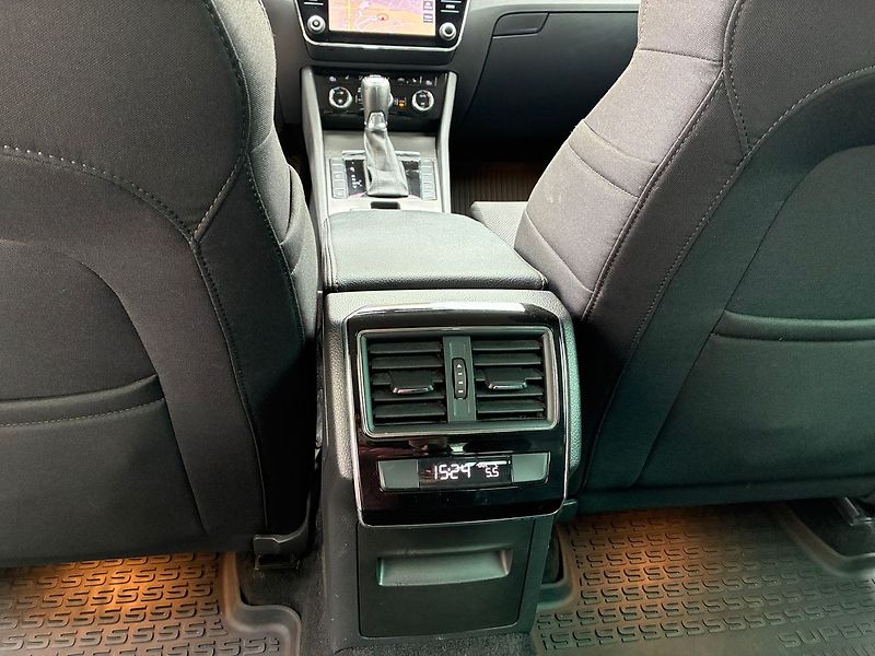 Škoda Superb 2.0 TDI 4x4 STYLE 140 kW DSG - fotka 12 z 40