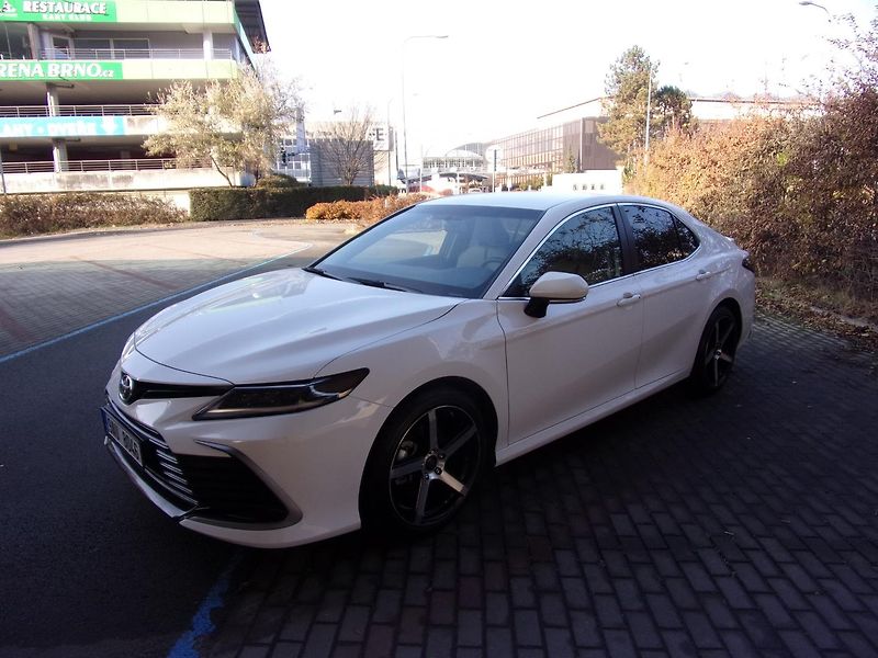 Toyota Camry 2.5i black white edition - fotka 3 z 18