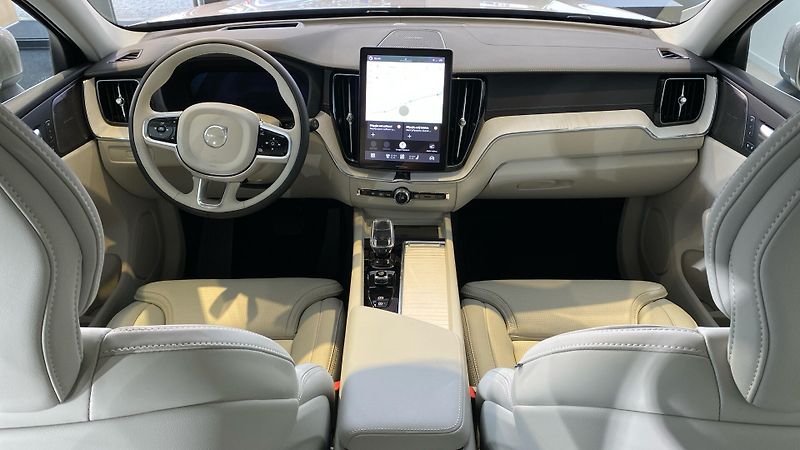 Volvo XC60 (2026) ULTRA BRIGHT, B5 AWD, 184+10 k - fotka 12 z 15