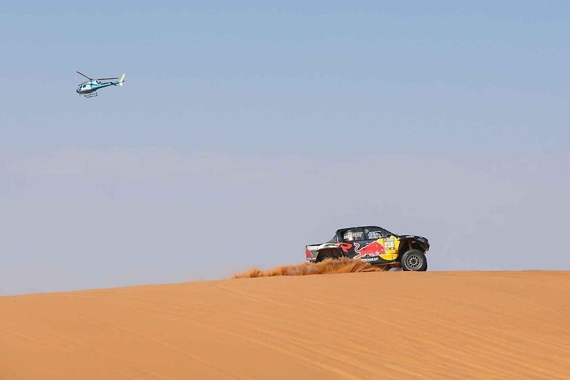 Účastníci Rallye Dakar zdolávají obrovské duny