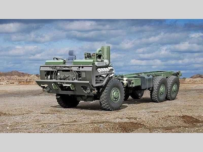 Tatra Force 8x8 – vozidlo pro přepravu potrubí.