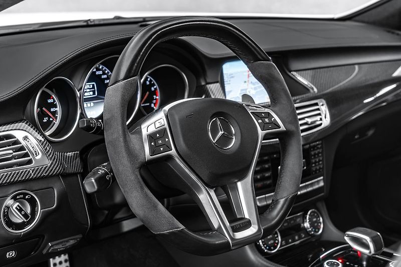 Mercedes-Benz CLS 63 AMG 4M, Designo Carbon H&K - fotka 18 z 28