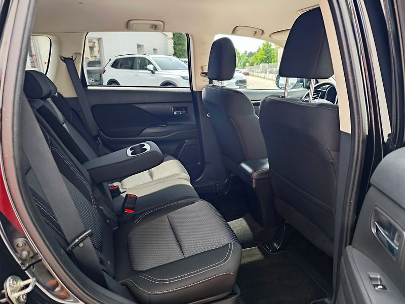 Mitsubishi Outlander (2021) 2.0 Mivec Diamant 2WD Kamera - fotka 12 z 44