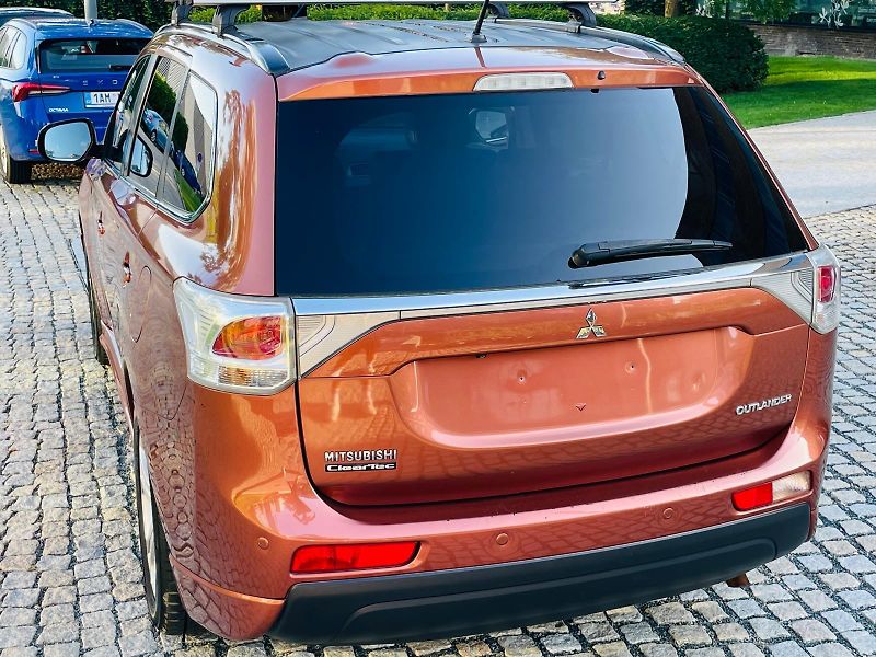Mitsubishi Outlander 2.2D 4x4 7MÍST KAMERA SERVISKA - fotka 16 z 50
