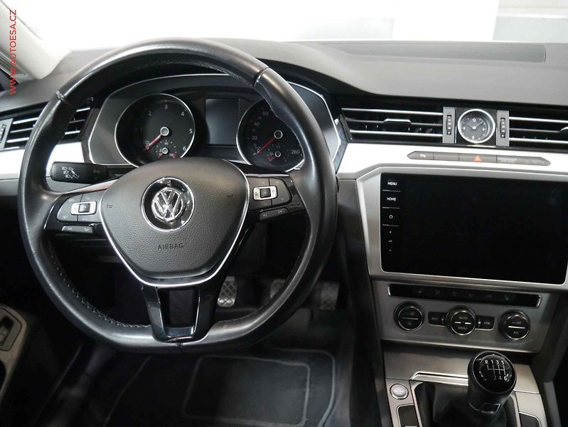Volkswagen Passat (2018) 2.0TDi, LED, navi - fotka 13 z 27