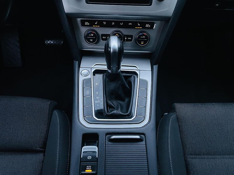 Volkswagen Passat 2.0TDI AUTOMAT VÝHŘEV SENZORY - fotka 34 z 48