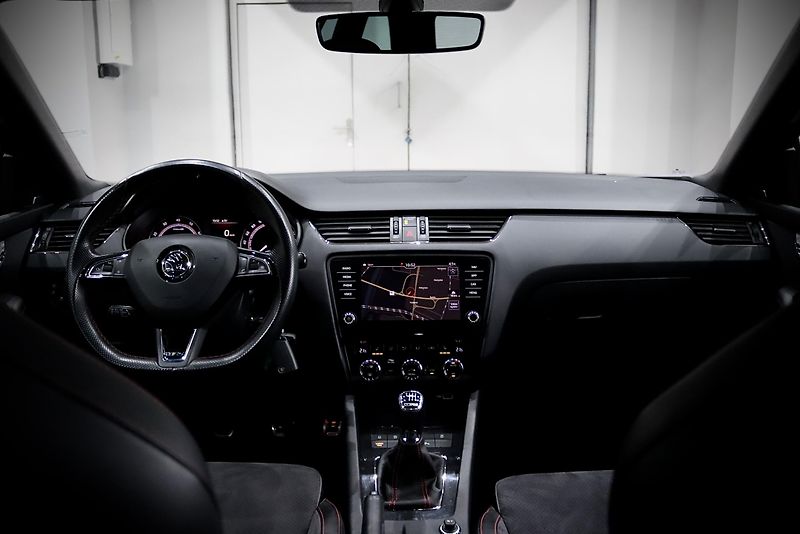 Škoda Octavia 3 FL Combi 2.0 TSI 169 kW RS - fotka 18 z 39