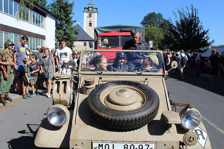 Srdce každého nadšence pro historickou vojenskou techniku muselo opravdu zaplesat. Vozidel v krušnohorském městysu Kovářská bylo k vidění více než požehnaně.
